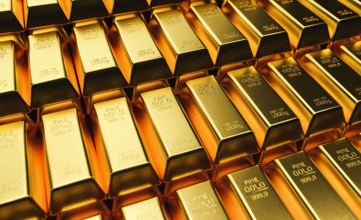 Gold Plunges Into Bear Territory, Yet Experts Maintain Bullish Long-Term Outlook