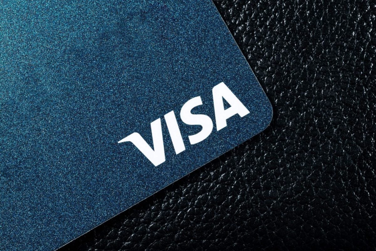 Visa (V) and Mastercard (MA) Fight Back Against Stablecoin Disruption in 2026