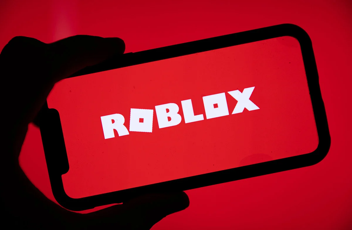 Roblox (RBLX) Stock Dips as Platform Revamps Ad Policy and Welcomes Gaming Industry Veteran